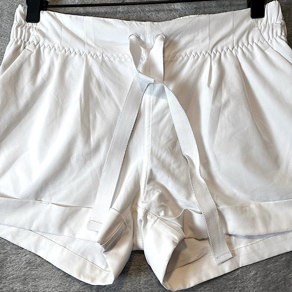 Lululemon athletica Women's Spring Break Away Shorts pockets ivory size 2 UPF 50 - Picture 3 of 8
